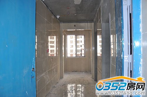 电梯前室地面、墙面、顶部全部精装修