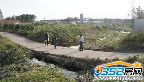 漫水桥中间低两边高 上下坡很危险