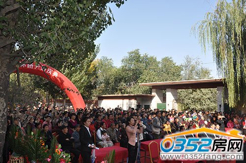 剪彩仪式现场迎来大批尚郡业主及周围居民