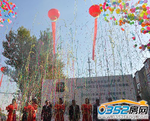 随着礼炮齐鸣礼花纷飞剪彩仪式正式开始将现场氛围推入最高潮