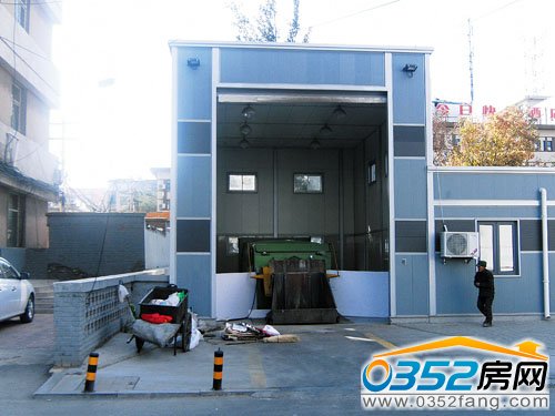 新式垃圾箱现街头