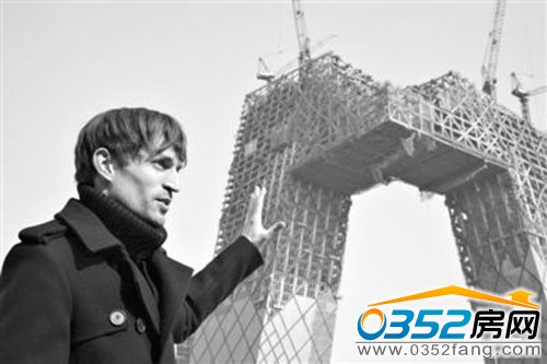 2008年2月建筑师奥雷·舍人在中央电视台新址大楼的工地外