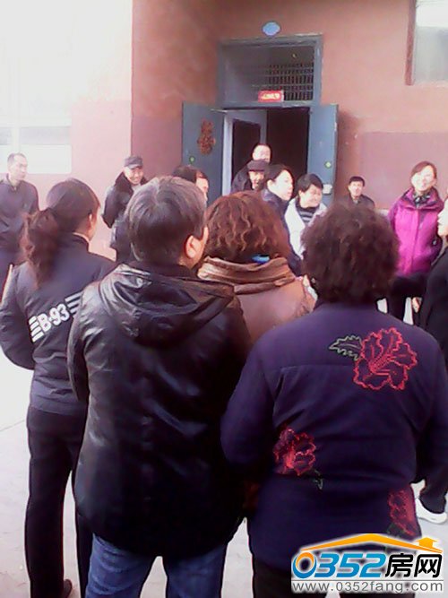 18日下午云锦里业主聚在一起质疑物业不作为