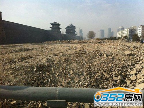 建筑用地垃圾堆满路边