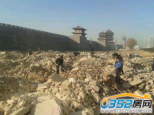 碎砖烂瓦与严整城墙鲜明对比
