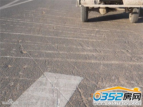 四牌楼附近道路路面被施工车辆严重损坏