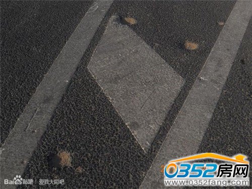 原本平整的路面千疮百孔