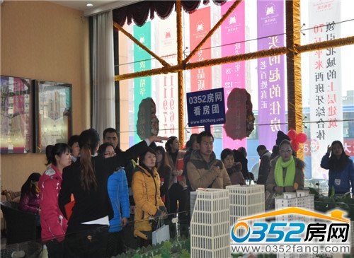 奕城名都置业顾问向房网网友介绍项目信息
