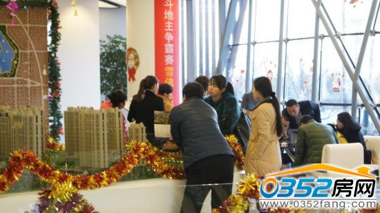 购房者观看绿地世纪城沙盘