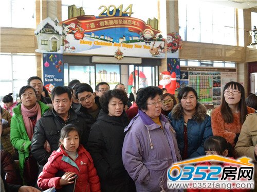 转盘抽奖活动现场秩序井然