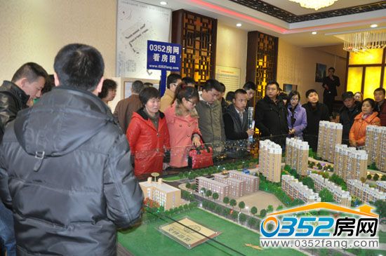 文锦西苑置业顾问向网友介绍楼盘信息