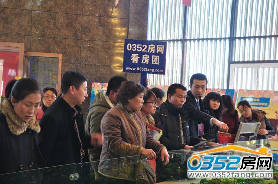 盛世豪庭置业顾问向房网网友介绍楼盘信息