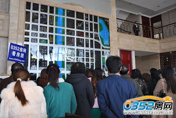 0352房网看房团网友认真听取置业顾问讲解