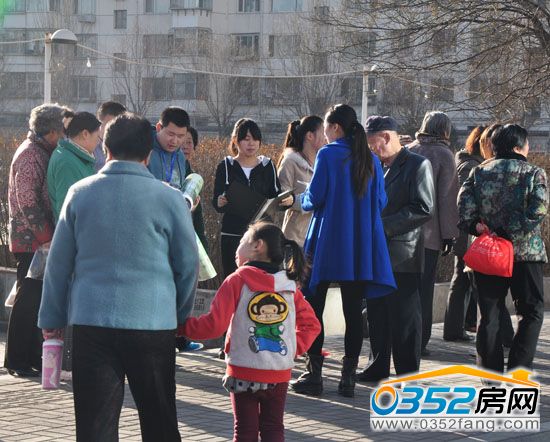 市民向工作人员询问楼市信息