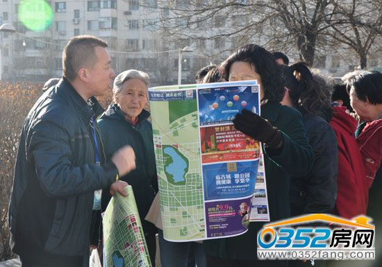 0352房网工作人员向网友介绍楼市地图