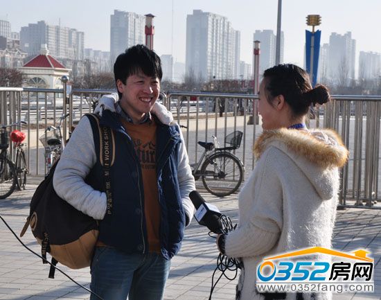 市民与0352房网的工作人员进行交流