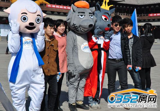 市民和0352房网卡通人一起合影