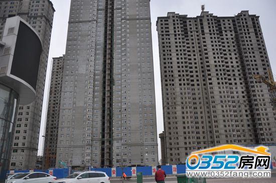 凯顺佳园 凯顺佳园一期正在安装外部窗户