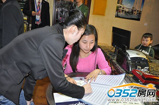 文锦西苑置业顾问向网友介绍户型