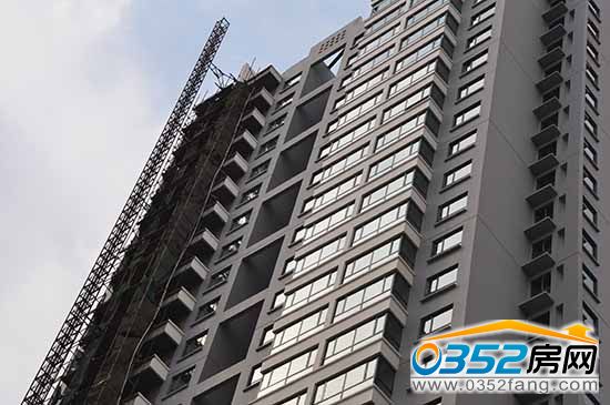 府南街8号 府南街8号项目安装住户玻璃过程中