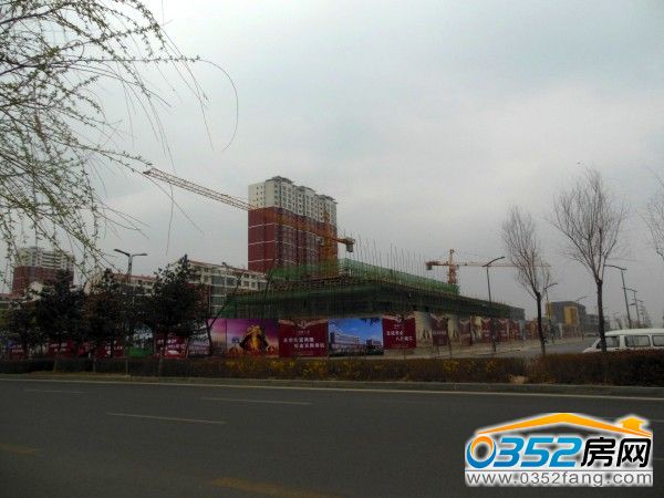 鸿晟广场 鸿晟广场4月10日工程远景图,项目建设已出围挡