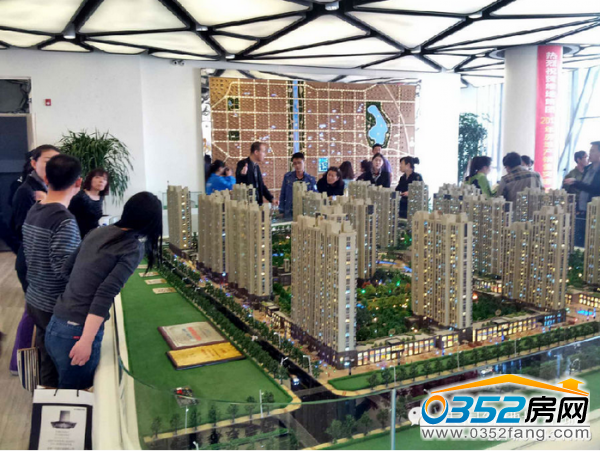 绿地世纪城 正在观看绿地世纪城沙盘的到访者