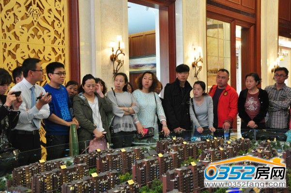 0352房网网友听伦敦街置业顾问介绍项目情况