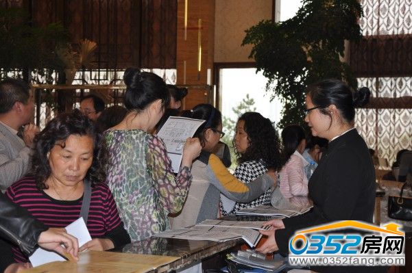 0352房网网友正在拿东方名城户型图