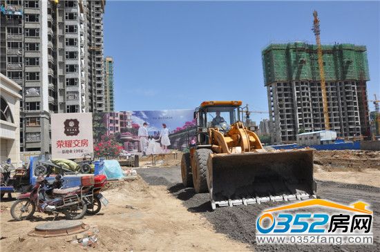 С����Χ��·���ڽ���ʩ��