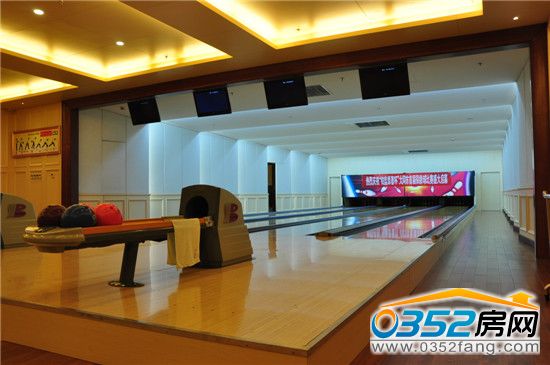 运动会所内的保龄球馆实景图