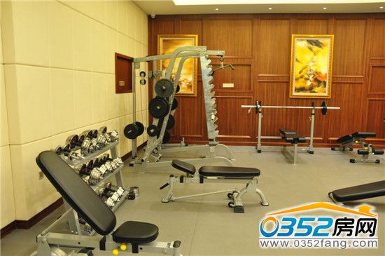 各种健身器材供会员锻炼身体