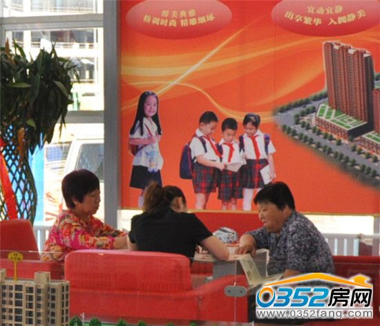 销售顾问向购房者介绍楼盘
