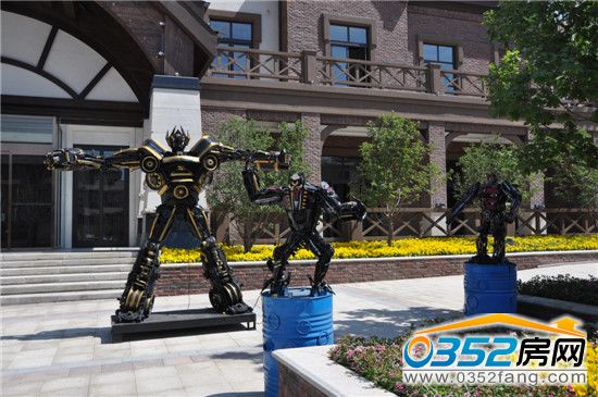 造型各异的变形金刚空降江鸿大社区