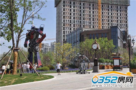 已经有不少行人驻足观看擎天柱