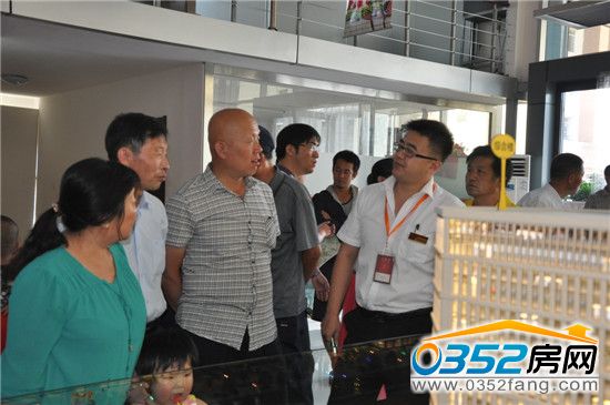 客户与置业顾问交流