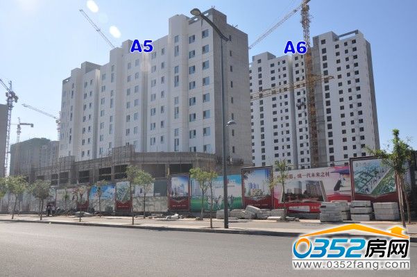 睿和锦城A5、A6号楼正在涂外立面、安装窗户玻璃(2014.8.7)