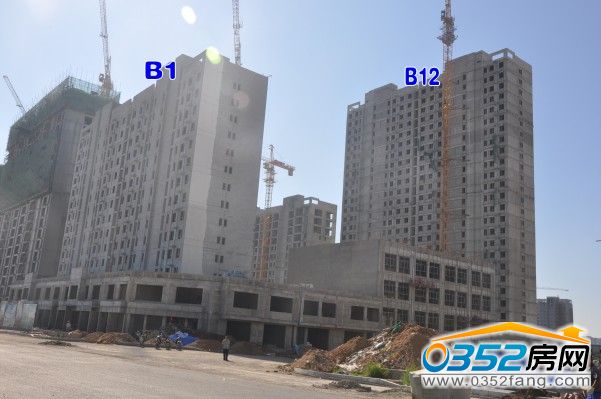 睿和锦城B1、B12号楼正在涂外立面、安装窗户(2014.8.7)
