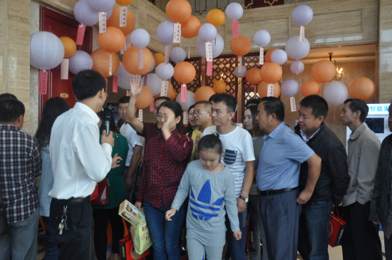 大家踊跃报名参加真人大富翁游戏