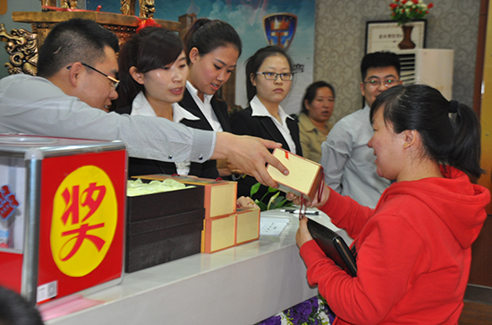 金水湾项目负责人向房网网友发放奖品