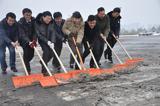 千禧御东画卷工作人员集体清扫沿街积雪