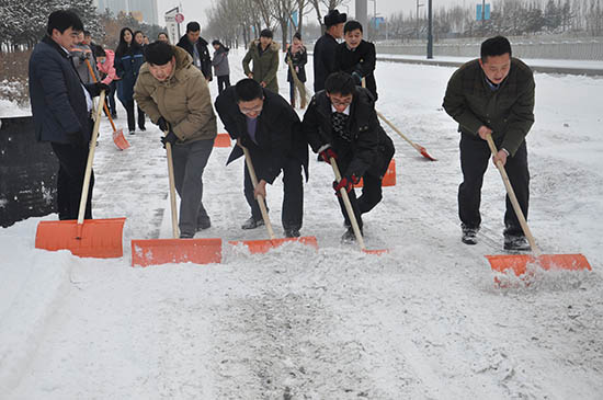 千禧御东画卷领导带领员工集体扫雪