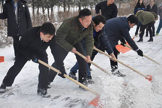 千禧御东画卷员工众志成城团结扫雪