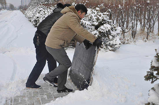 千禧御东画卷员工扫雪互相帮助