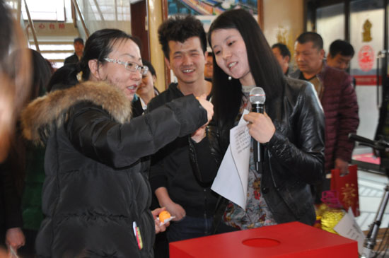 月星国际家居广场品元宵抽奖活动现场
