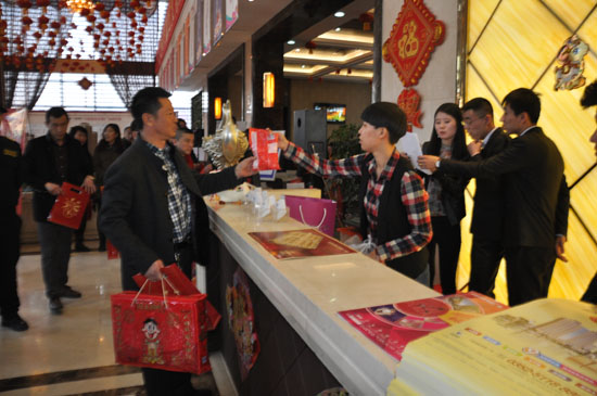 月星国际家居广场职业顾问为到访客户发元宵