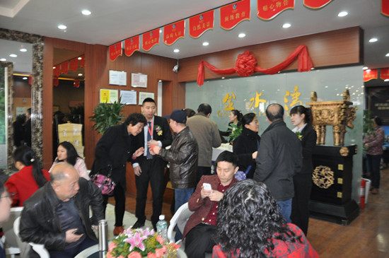 购房者售楼处内看房选房