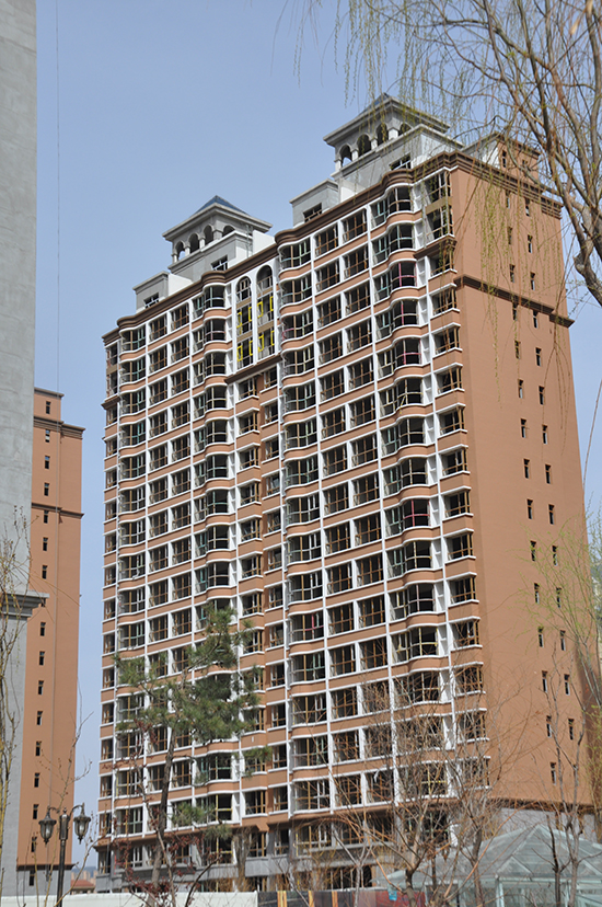 千禧御东画卷二期5号楼外立面粉刷完毕处于安装玻璃阶段