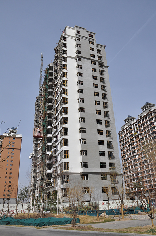 千禧御东画卷二期6号楼楼王正处于粉刷楼体外立面阶段