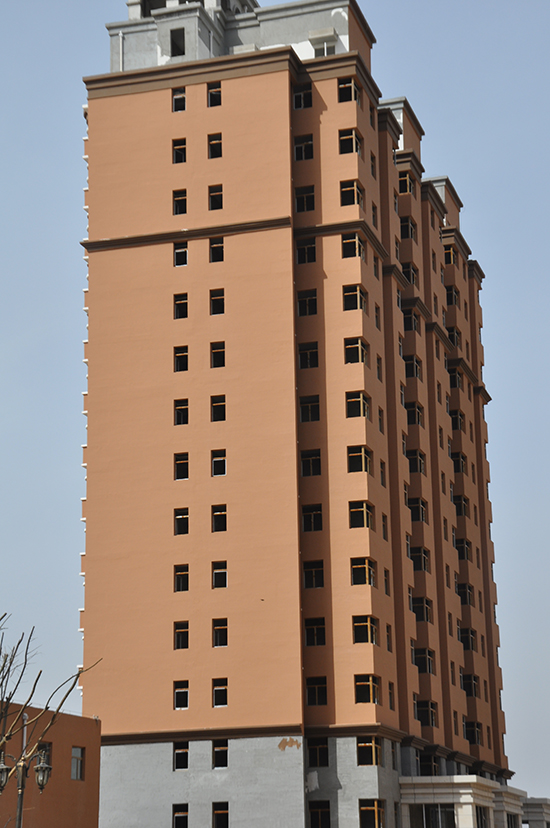 千禧御东画卷二期7号楼外立面粉刷完毕现处于安装玻璃