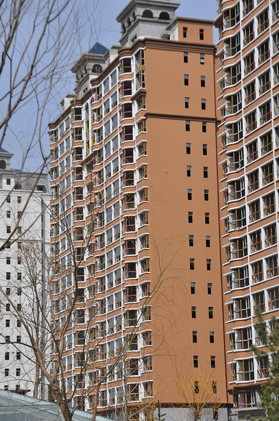 千禧御东画卷二期8号楼外立面粉刷完毕部分玻璃安装完毕